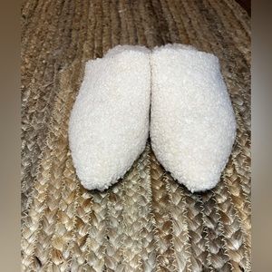 Birdies Lark Ivory Faux Shearling Slides. Women’s size 10.5.